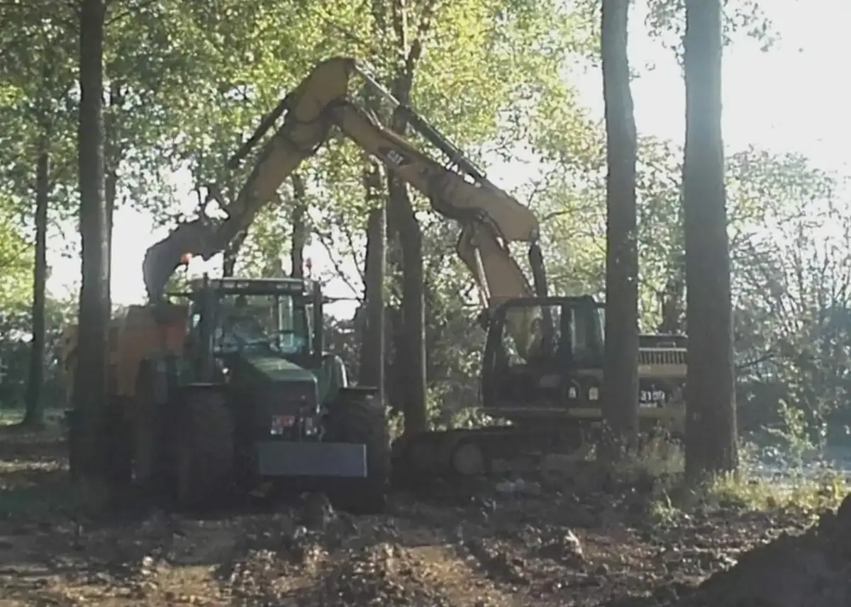 Pelle et tracteur au travail dans un sous-bois
