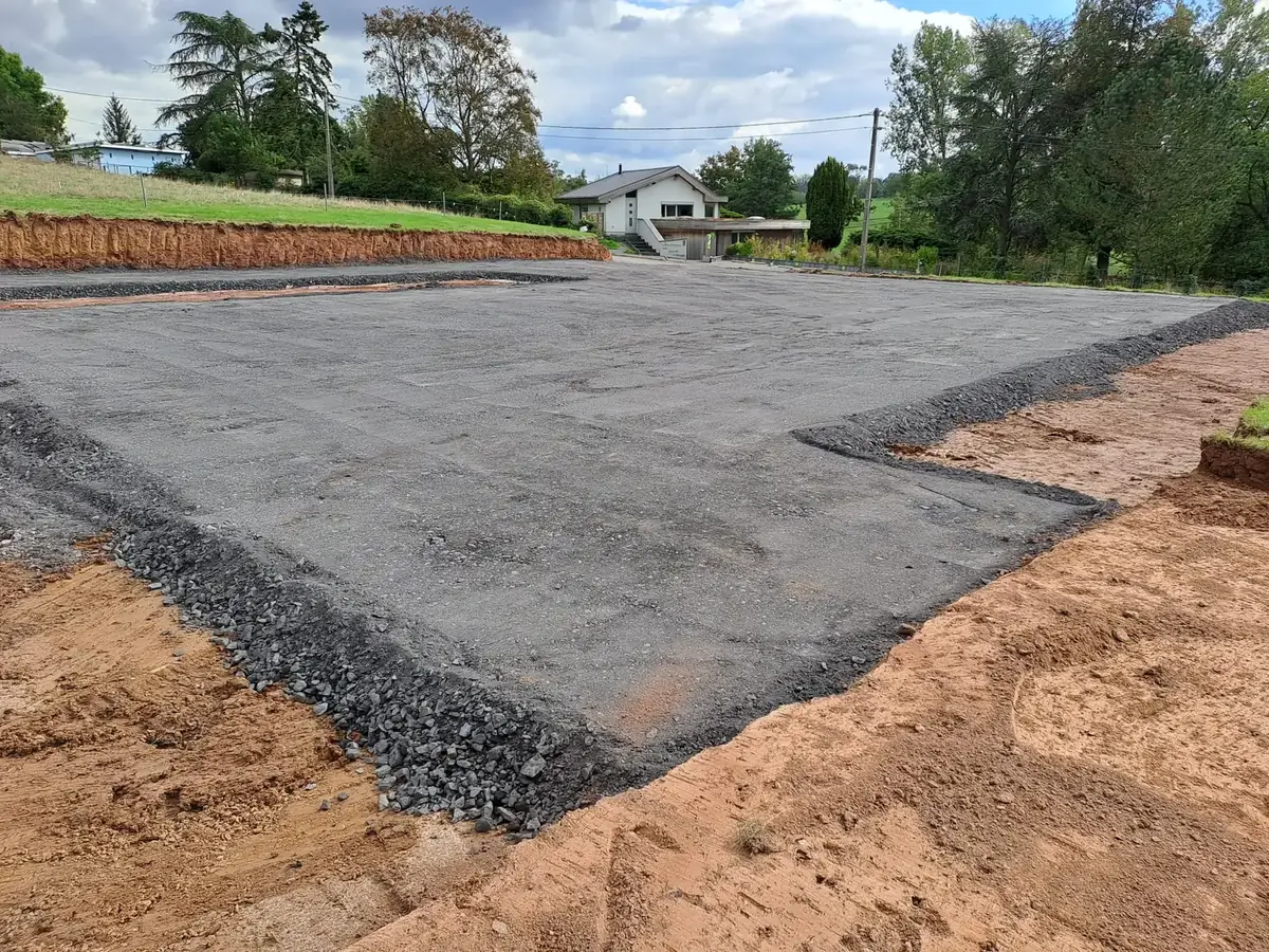 Plateforme empierrée en cours de réalisation