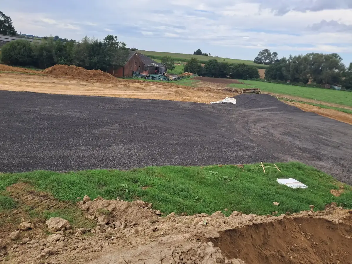 Plateforme empierrée en bordure d’un terrain terrassé
