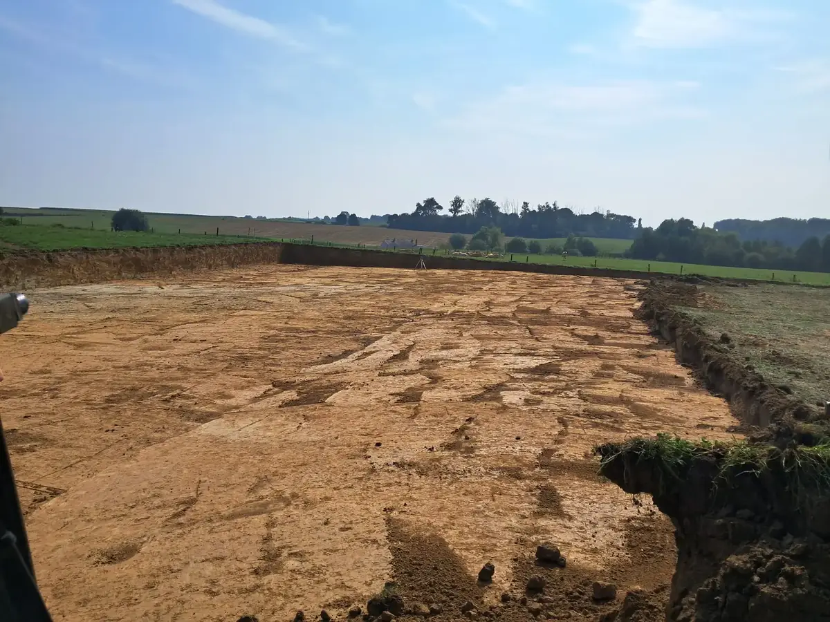 Plateforme de terrassement en cours de nivellement