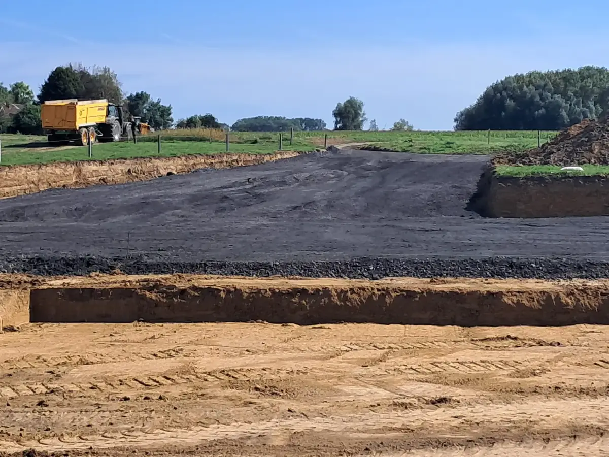 Plateforme empierrée et tranchée en bordure de chantier
